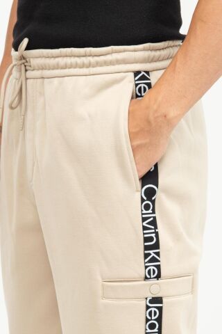 CUT OFF LOGO TAPE HWK PANT - Calvin Klein